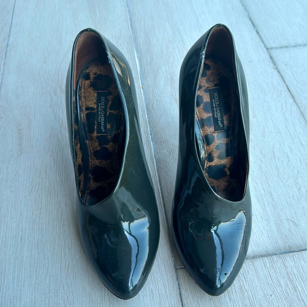 Dolce & Gabanna patent leather heels closed toe.  Size 37.5
